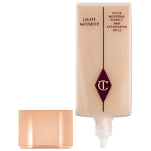 Charlotte Tilbury - Light Wonder Foundation - Lehký tekutý make-up 40 ml - Feel You